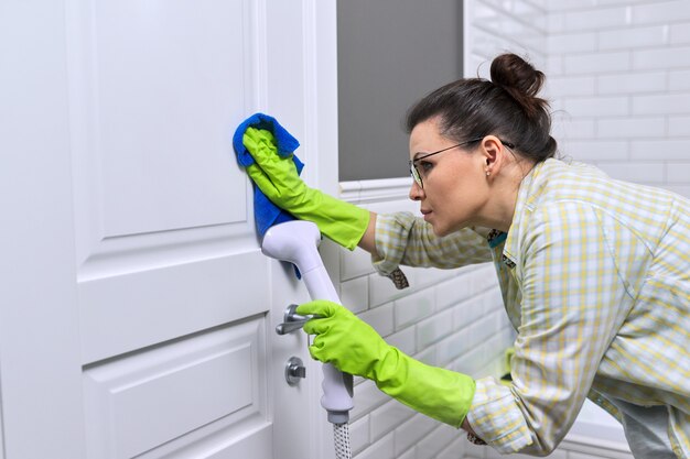 cómo limpiar la puerta del baño